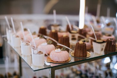 Masada çeşitli tatlılar var. Kekler, kekler, şekerler