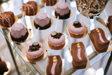 Partide çeşitli tatlılarla dolu tatlı masası.