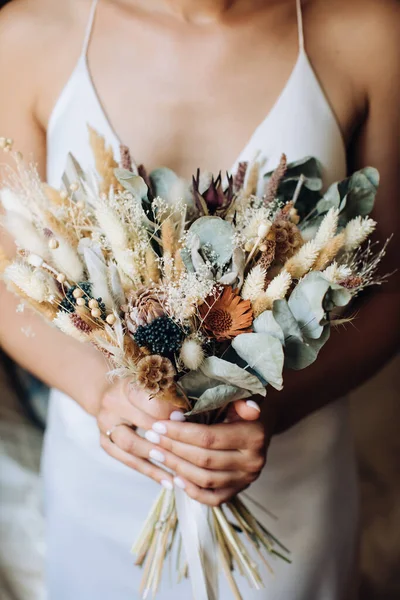 Pengantin Wanita Menggenggam Karangan Bunga Liar Yang Elegan Dengan Gaya — Stok Foto