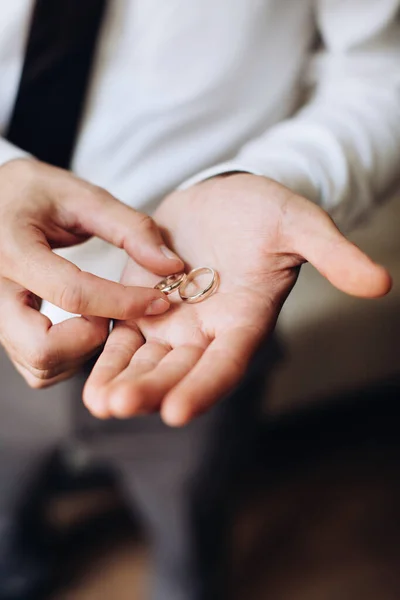 Noivo Segura Suas Mãos Anéis Casamento Dourados Acessórios Casamento — Fotografia de Stock