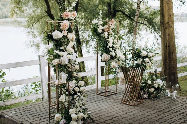 Wedding Arch Fresh Flowers Rose Lake Park — Stok Foto