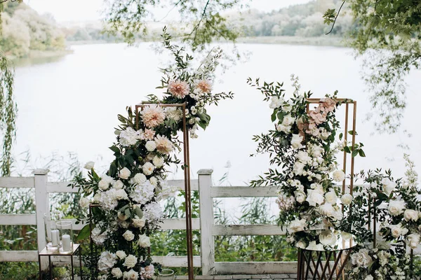 Bröllopsbåge Med Färska Rosor Vid Sjön Parken — Stockfoto