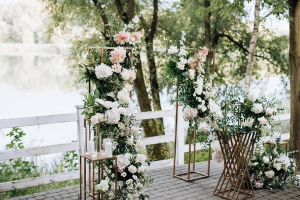 Dekor För Bröllopsceremoni Båge Färska Blommor — Stockfoto