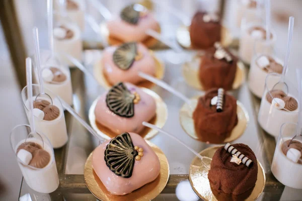 Masada Çeşitli Tatlılar Var Kekler Kekler Şekerler — Stok fotoğraf