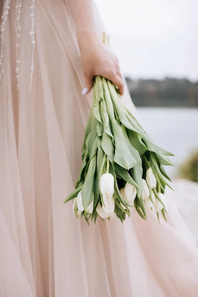 Pengantin Wanita Memegang Karangan Bunga Tulip Putih Hadiah Untuk Pengantin — Stok Foto