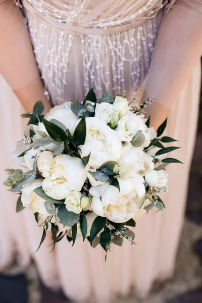 Buquê Branco Luxuoso Peônias Rosas Nas Mãos Noiva — Fotografia de Stock