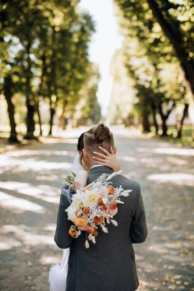 Krásná Svatební Kytice Rustikálním Stylu Rukou Nevěsty Parku — Stock fotografie