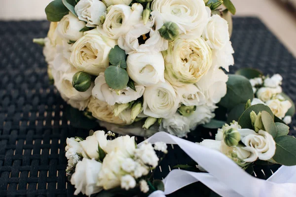 Menyasszonyi Csokor Fehér Rózsából Sötét Alapon Jogdíjmentes Stock Képek