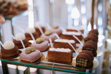 Tatil partisindeki bir restoranın tatlı masasında nefis kekler.