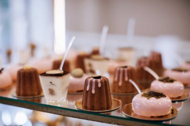 Tatlı masasında kremalı kekler. Tatlı yemek.