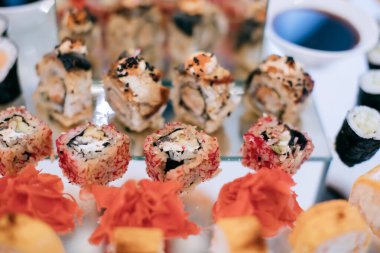 Tatil masasında farklı suşi çeşitleri var. Düğün partisinde atıştırmalıklar