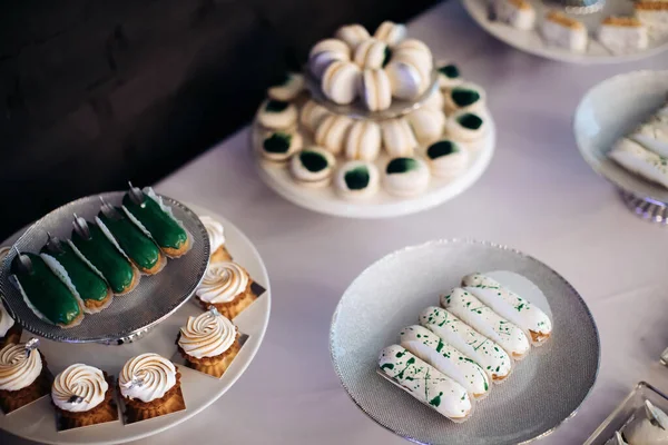 Tatil Partisinde Tatlı Yemek Pastalar Kurabiyeler Pastalar Tatlı Masasında — Stok fotoğraf