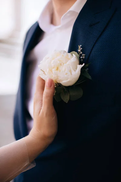 Novia Toca Mano Del Boutonniere Chaqueta Novia — Foto de Stock