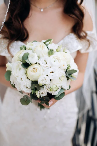 Elegant Wit Boeket Rozen Handen Van Bruid Cadeau Voor Bruid — Stockfoto