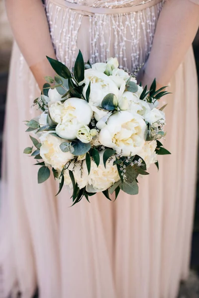 Bruid Heeft Een Elegant Boeket Witte Pioenen Boeket Voor Bruid — Stockfoto