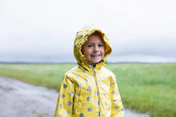 Retrato Niño Feliz Con Impermeable Amarillo Sobre Naturaleza — Foto de Stock