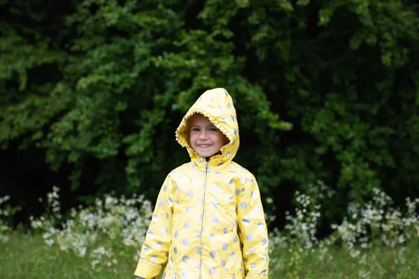 Gadis Kecil Lucu Dalam Mantel Hujan Kuning Hutan Musim Semi — Stok Foto