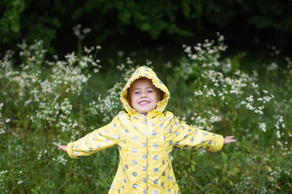 Gadis Kecil Tersenyum Saat Hujan Spring Berjalan Alam — Stok Foto