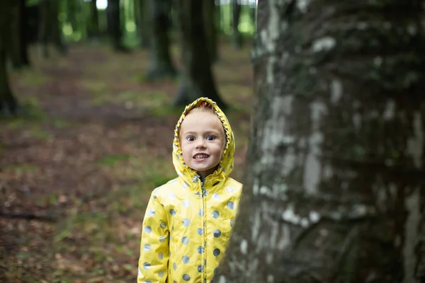 Potret Seorang Gadis Lucu Dengan Jas Hujan Kuning Hutan — Stok Foto