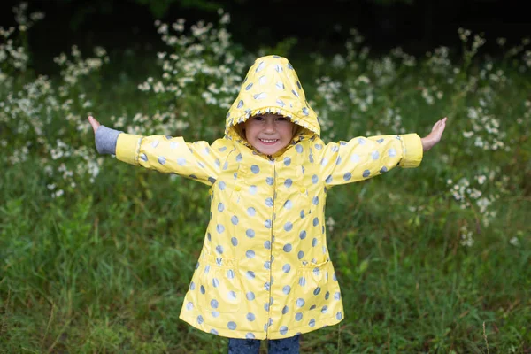 Porträt Eines Lustigen Mädchens Einem Gelben Regenmantel Frühlingszeit Stockbild
