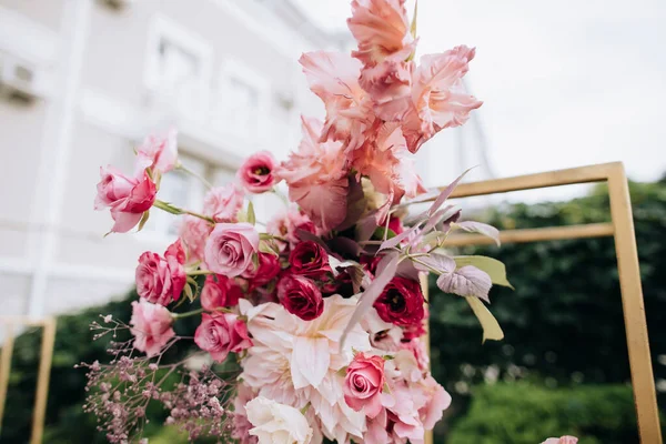 Verse Bloemen Trouwboog Tijdens Huwelijksceremonie — Stockfoto