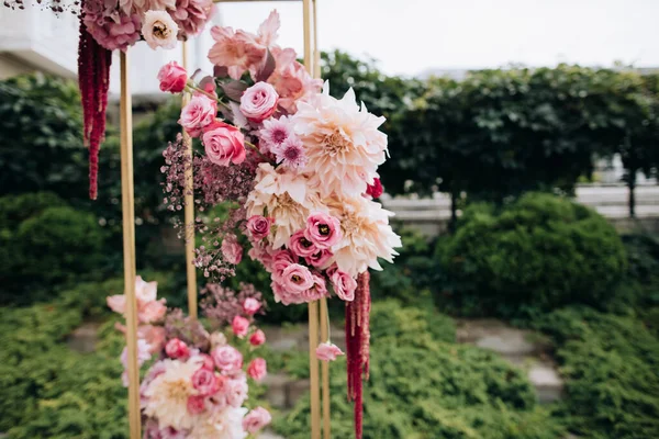 Lengkungan Pernikahan Yang Terbuat Dari Bunga Merah Muda Segar Pemandangan — Stok Foto