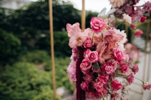 Roze Rozen Trouwboog Tijdens Huwelijksceremonie — Stockfoto