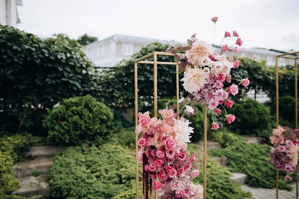 Lengkungan Pernikahan Yang Terbuat Dari Bunga Merah Muda Segar Floristik — Stok Foto
