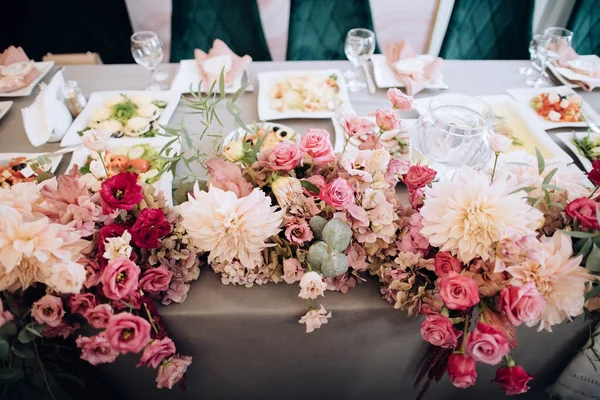 Decorating Holiday Table Fresh Flowers Restaurant — Stock Photo, Image