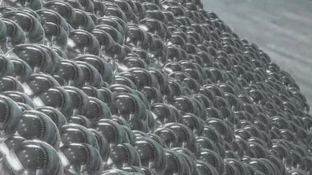 Абстрактная поверхность, созданная блестящими серебряными шарами с отражением вращается вокруг косого острова. Абстрактный анимационный фон в серебристом металлическом дизайне - сталь, бесштабельная сталь, хром, серебро, железо — стоковое видео
