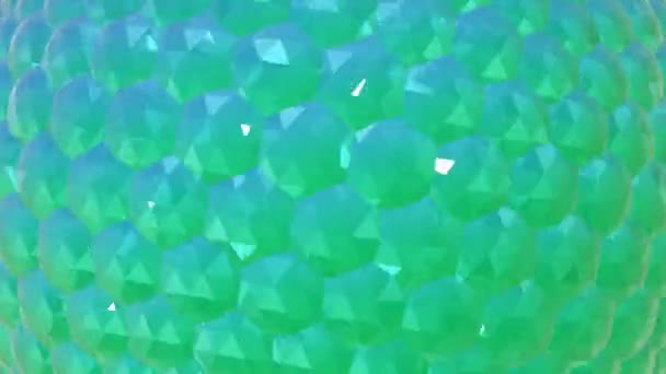 Textura cristalina, gemas cortadas o vidrio moviéndose sobre la superficie, se crean reflejos de luz. Fondo abstracto en diseño verde-azul — Vídeo de stock