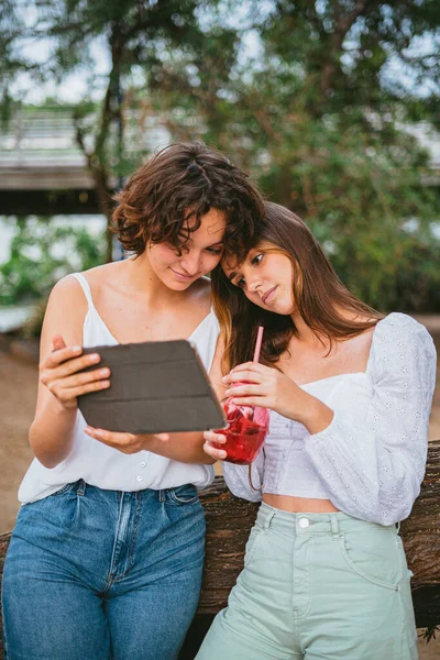 Nejlepší Kámoši Sledující Video Tabletu Jeden Nich Pije Koktejl Červené — Stock fotografie