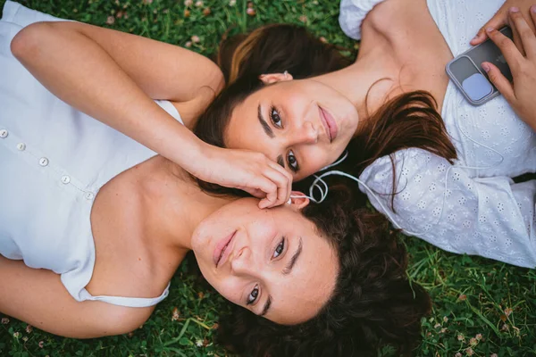 Deux Adolescentes Regardant Caméra Pendant Elles Écoutent Musique Eux Tient — Photo