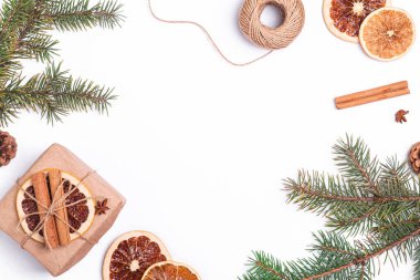 El yapımı Kraft kağıt hediye kutusu, kurutulmuş narenciye dilimleri, tarçın, anason, çam kozalakları ve köknar ağacı dalları ile Noel kompozisyonu.