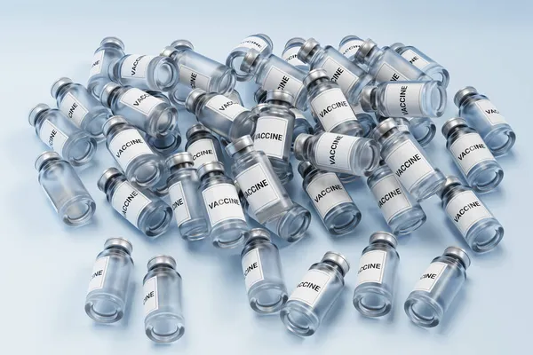 Pile Frammentate Bottiglie Vetro Fiala Vaccino Con Etichetta Isolata Sfondo — Foto Stock