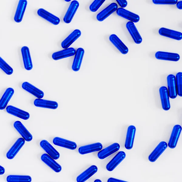 Pílulas Cápsula Azul Fundo Branco Conceito Médico Saúde Antibióticos Cura — Fotografia de Stock
