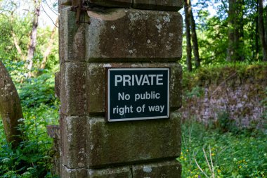 Greystoke, Cumbria, Birleşik Krallık - 15 Haziran 2022: Özel: Eski sütunda kamusal yol hakkı yok
