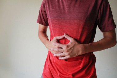 Genç Asyalı adamın midesi ağrıyor..