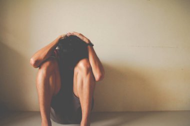 üzgün küçük çocuk boş bir odada yalnız başına oturuyor, üzgün, yalnız, toyluk, ergenlik, ev şiddeti, istenmeyen aşk sorunları, yalnız, aile