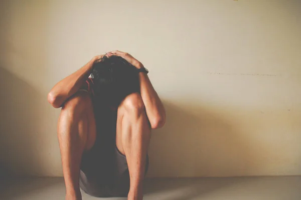 Niño Triste Sentado Solo Una Habitación Vacía Triste Solitario Escuela — Foto de Stock