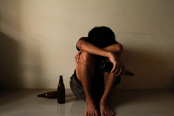Яний Чоловік Пляшкою Пива Страждає Від Стресу Житті Сидить Самоті — стокове фото