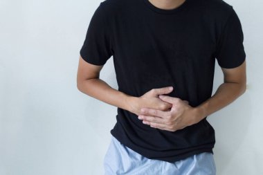 Genç Asyalı adamın midesi ağrıyor..