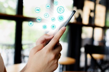 Akıllı telefonlu sosyal medya. Nesnelerin interneti için teknoloji kavramı.