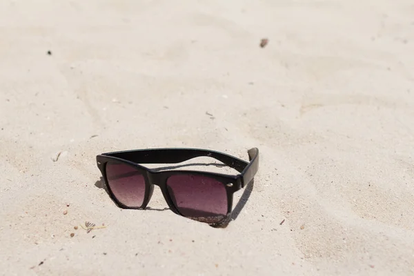 Γυαλιά Ηλίου Λεκιασμένα Άμμο Καλοκαιρινές Διακοπές — Φωτογραφία Αρχείου