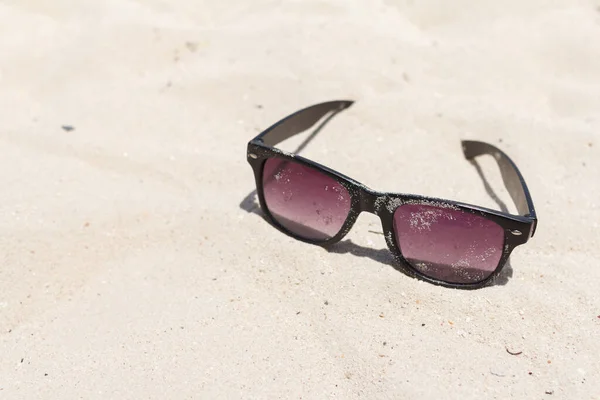 Γυαλιά Ηλίου Λεκιασμένα Άμμο Καλοκαιρινές Διακοπές — Φωτογραφία Αρχείου