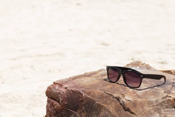 Vacanza Estiva Gli Occhiali Neri Che Trovano Pietra Spiaggia Mare — Foto Stock