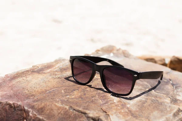 Den Sommerferien Die Schwarze Brille Liegt Auf Stein Meeresstrand — Stockfoto