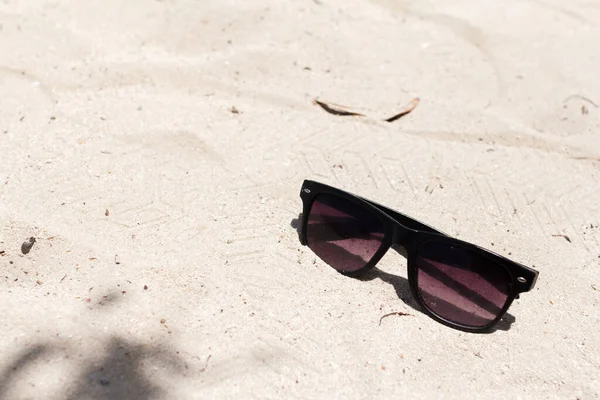 Gli Occhiali Sole Sulla Spiaggia Concetti Estivi — Foto Stock