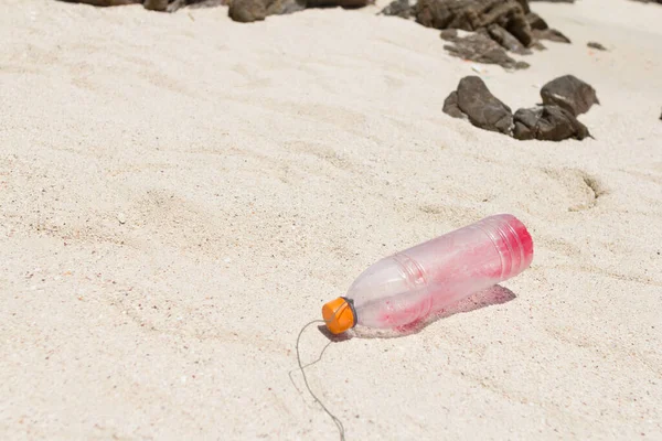 Garrafa Plástico Lixo Era Lixo Praia Areia — Fotografia de Stock