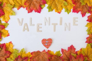 Aşk günü konsepti. Ahşap metin, akçaağaç yaprağı ve beyaz arkaplanlı Sevgililer Günü 'ne kaldı. Sevgililer Günü, 14 Şubat